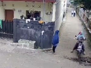 Duh! Bocah Cengtri Sepeda Listrik Keluar Gang Keserempet Motor
