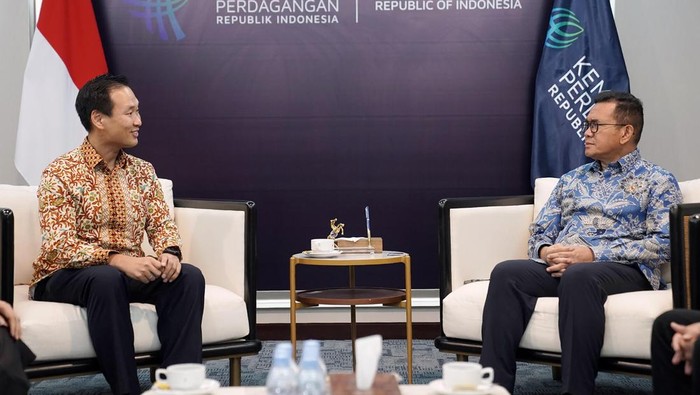 Direktur PT Bukalapak.com Tbk Victor Lesmana bertemu Menteri Perdagangan Budi Santoso