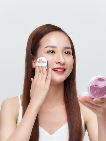 Pakai Cushion Setelah Day Cream, Bolehkah? Ini Urutan Makeup yang Benar