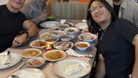 Deddy mengundang teman-teman dekatnya untuk makan langsung dan mencoba makanan di restorannya. Foto: Instagram Deddy Corbuzier