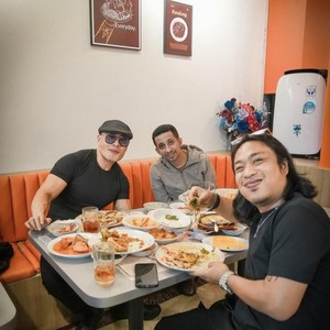 5 Restoran Nasi Padang Milik Artis yang Cocok Buat Bukber, Lauknya Melimpah!