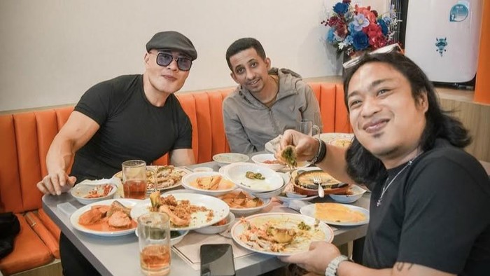 Deddy Corbuzier Buka Restoran Padang Kekinian, Pembukaanya Meriah