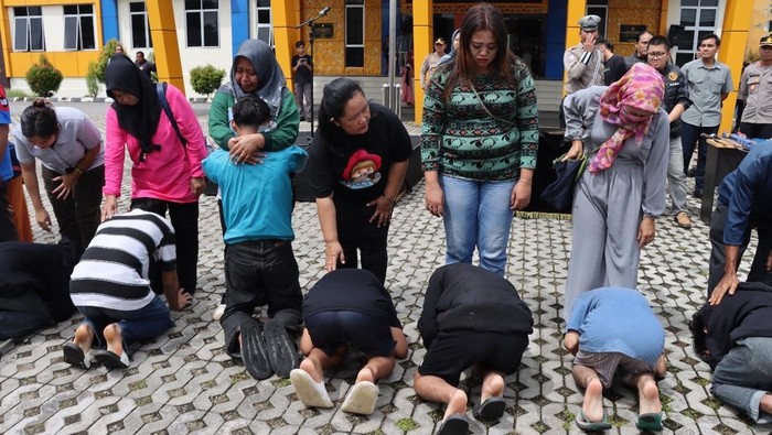Deklarasi dan membuat pernyataan dan deklarasi keluar dari geng motor.