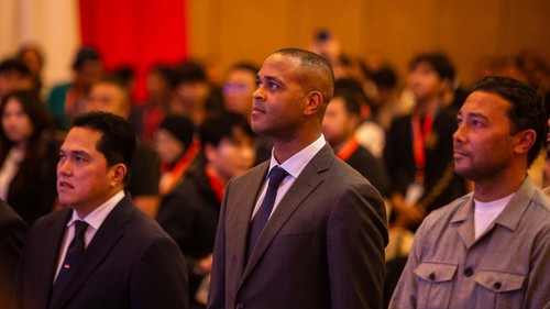 Pelatih baru Timnas Indonesia Patrick Kluivert dan asisten pelatih kepala Denny Landzaat di Jakarta, Minggu (12/1/2024).