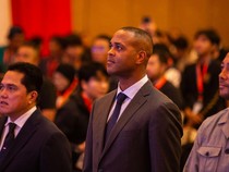 Tim Kluivert Mulai Bekerja, Nonton Rekaman Pertandingan