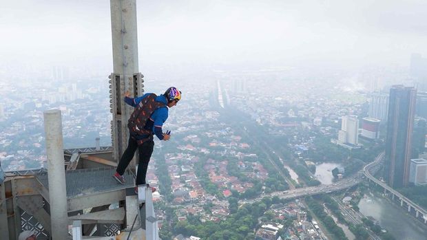 Frederic Fugen base jump di Jakarta