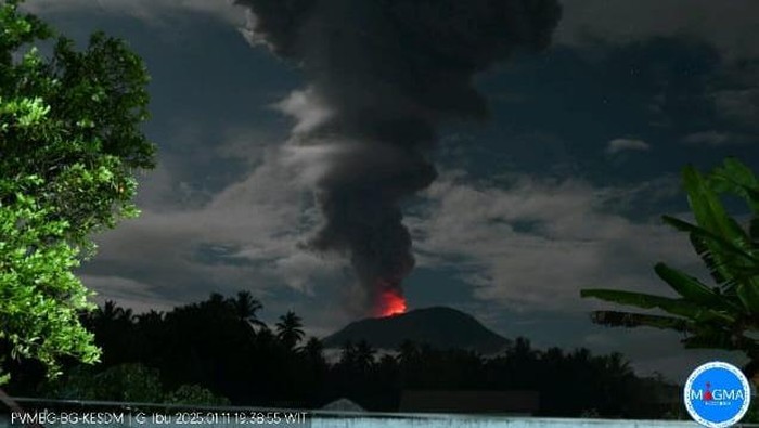 Gunung Ibu di Halmahera Barat erupsi.