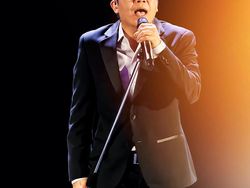 Mengabadikan Aksi Panggung Ari Lasso dengan Vivo X200 Pro