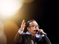 Mengabadikan Aksi Panggung Ari Lasso dengan Vivo X200 Pro