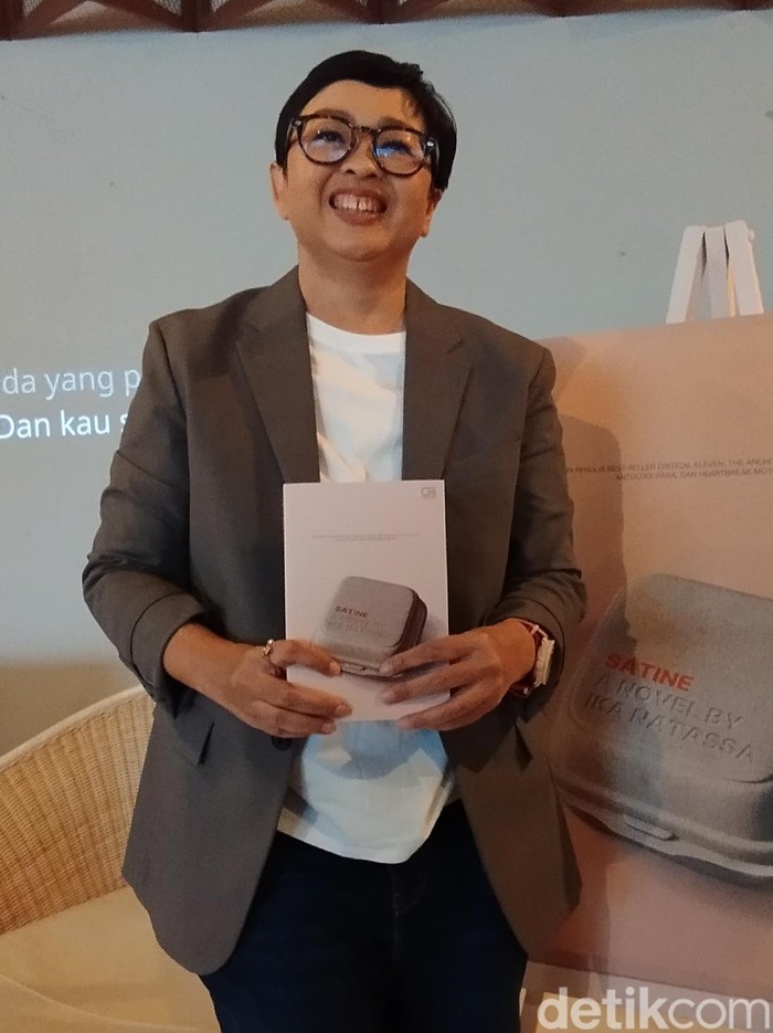 Ika Natassa Ika Natasa meluncurkan novel terbaru berjudul Satine. Acara bincang-bincang buku ini digelar di Ganara Art Space, Plaza Indonesia, Jakarta Pusat, Sabtu (11/1/2025).