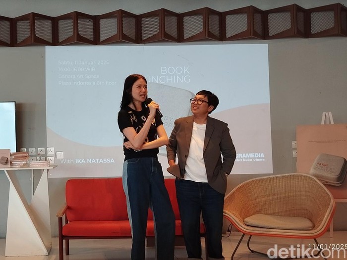 Ika Natassa Ika Natasa meluncurkan novel terbaru berjudul Satine. Acara bincang-bincang buku ini digelar di Ganara Art Space, Plaza Indonesia, Jakarta Pusat, Sabtu (11/1/2025).