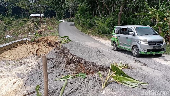 Kondisi jalan alternatif Pati Grobogan tepatnya di Desa Larangan Kecamatan Tambakromo Pati longsor, Minggu (12/1/2025).
