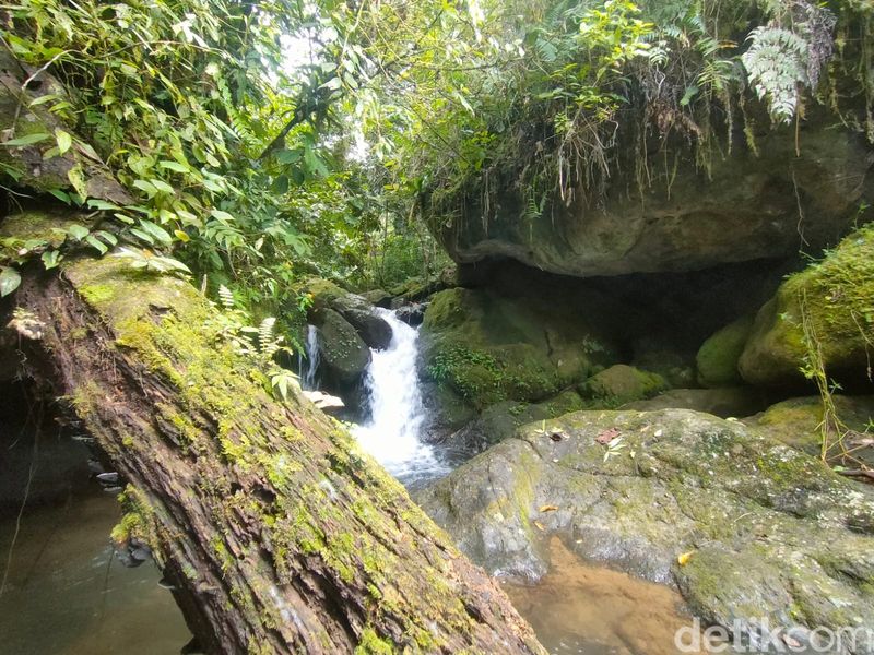 Kawasan Air Terjun Parengnge di Polman yang dulunya markas para pejuang kemerdekaan melawan penjajah Belanda.