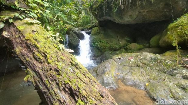 Kawasan Air Terjun Parengnge di Polman yang dulunya markas para pejuang kemerdekaan melawan penjajah Belanda.