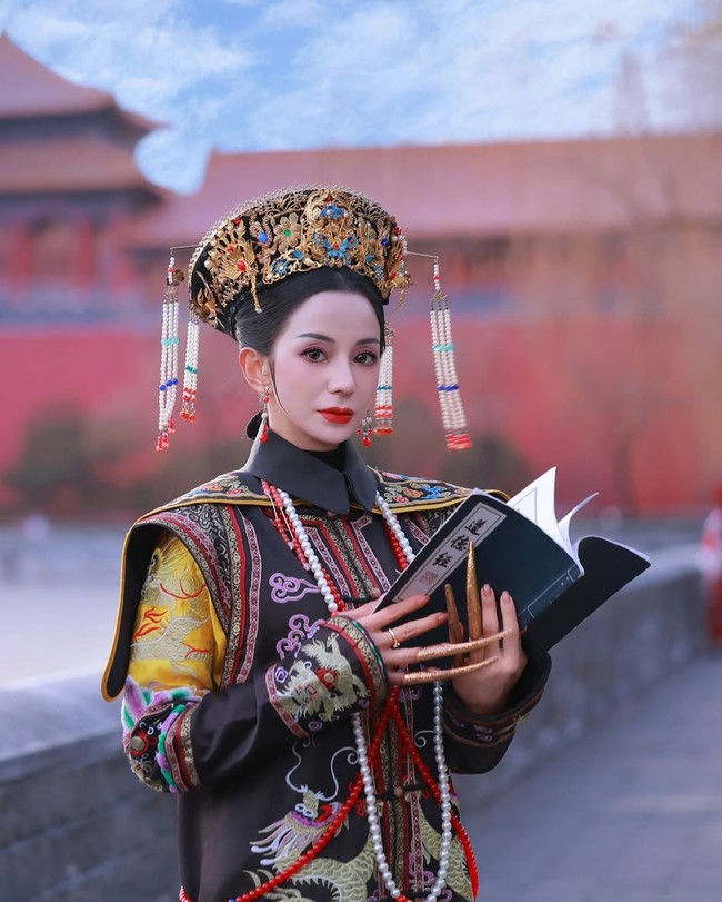 Riasan wajah bintang FTV ini juga dikreasikan mirip gaya aristrokat bangsawan china. Lipstik merah klasik menjadi pusat perhatian makeup ini.  Foto: Instagram/@kiranalarasati