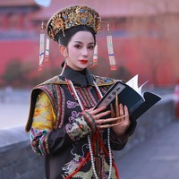 Riasan wajah bintang FTV ini juga dikreasikan mirip gaya aristrokat bangsawan china. Lipstik merah klasik menjadi pusat perhatian makeup ini.  Foto: Instagram/@kiranalarasati