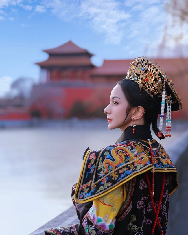 “Kaya AI ki.. your make up so unreal... cantiiik.. macam dr negri dongeng.. ini asli kan? bukan kartun?” komentar salah satu pengguna Instagram. Foto: Instagram/@kiranalarasati