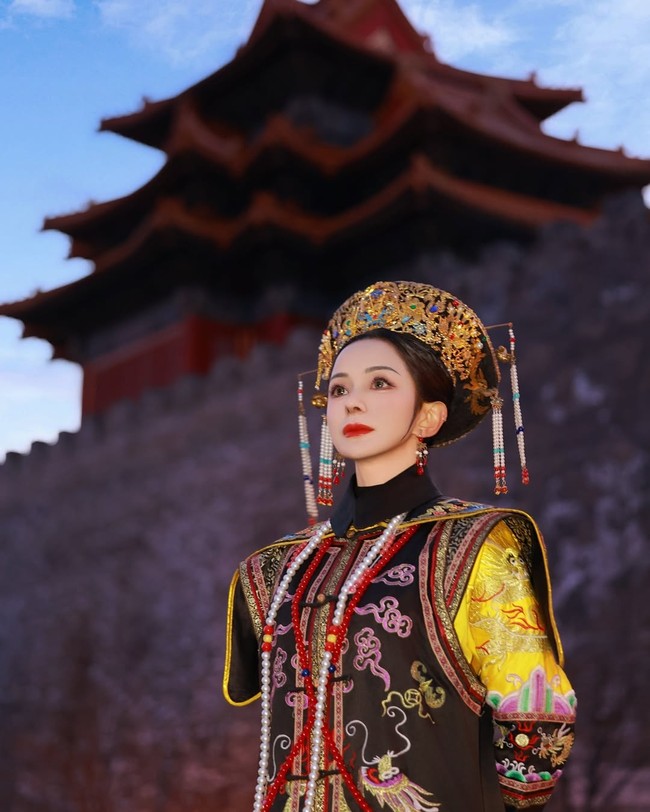 Hiasan kepala dan motif bordir pada pakaiannya menunjukkan ciri khas busana bangsawan atau permaisuri dari era tersebut.  Foto: Instagram/@kiranalarasati