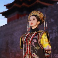 Hiasan kepala dan motif bordir pada pakaiannya menunjukkan ciri khas busana bangsawan atau permaisuri dari era tersebut.  Foto: Instagram/@kiranalarasati