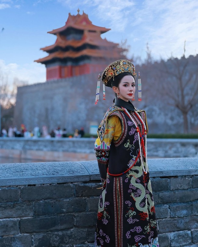 Wanita 37 tahun ini mengenakan busana khas dari dinasti Qing, bernama Chaofu. Busana resmi ini dulu biasa dipakai dalam upacara besar. Foto: Instagram/@kiranalarasati