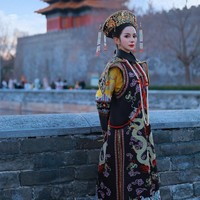 Wanita 37 tahun ini mengenakan busana khas dari dinasti Qing, bernama Chaofu. Busana resmi ini dulu biasa dipakai dalam upacara besar. Foto: Instagram/@kiranalarasati