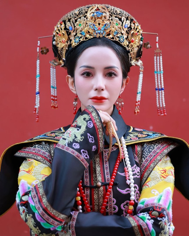 Penampilannya makin terkesan bak permaisuri Tiongkok dengan kuku panjang berlapis emas. Foto: Instagram/@kiranalarasati