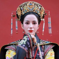 Penampilannya makin terkesan bak permaisuri Tiongkok dengan kuku panjang berlapis emas. Foto: Instagram/@kiranalarasati