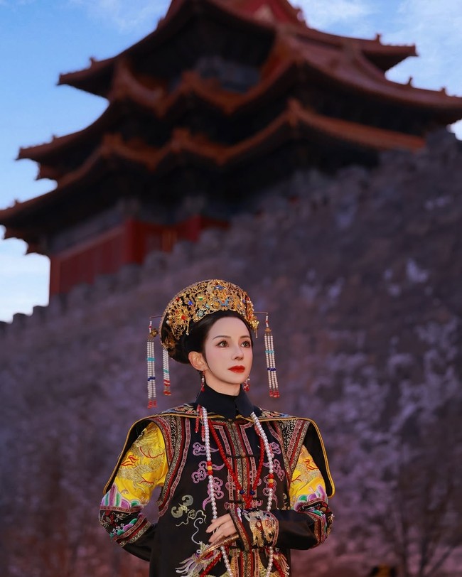 Pemotretan dilakukan dengan latar belakang Forbidden City di Beijing, China, menambah nuansa autentik dan bersejarah. Penampilannya pun menuai banyak pujian dari netizen. Foto: Instagram/@kiranalarasati