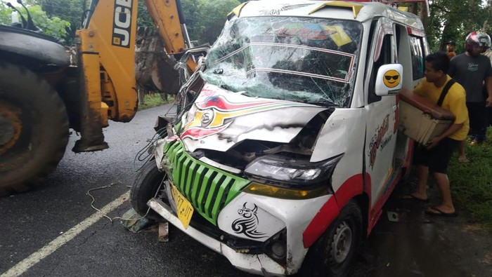 Kondisi mobil penumpang yang menabrak truk di Kabupaten Simalungun. (Foto: Dok. Polres Simalungun).