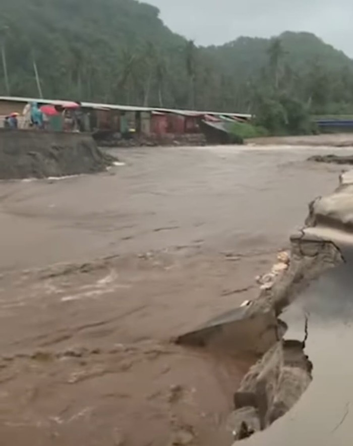 Kondisi pantai Cristal Bay yang diterjang banjir bandang akibat hujan deras yang terjadi, Minggu (12/1/2025). (Dok. Camat Nusa Penida)