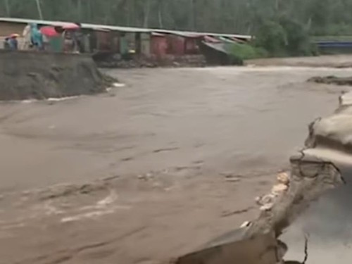 Kondisi pantai Cristal Bay yang diterjang banjir bandang akibat hujan deras yang terjadi, Minggu (12/1/2025). (Dok. Camat Nusa Penida)