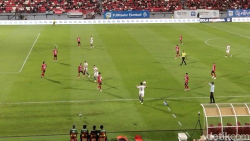 Laga Bali United vs Persik Kediri (jersey putih) di pekan ke-18 Liga 1 2024/2024 di Stadion Kapten I Wayan Dipta, Gianyar, Minggu (12/1/2025).