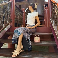 Rok tersebut hadir dengan potongan mermaid dan punya belahan cukup tinggi untuk memudahkan bergerak. Cocok dijadikan inspirasi untuk kamu yang ingin pakai kain tradisional. Foto: Instagram Lisa BLACKPINK