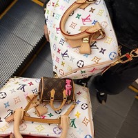 Sebagai brand ambassador, Lisa Blackpink memamerkan koleksi terbaru jenama asal Pranvis tersebut. Tas berikut menemaninya selama liburan. Foto: Instagram Lisa BLACKPINK