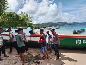 Longboat Bawa 6 Penumpang Tenggelam di Seram Bagian Barat, 1 Orang Hilang