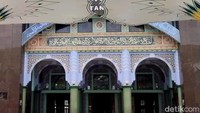 Masjid Raya Al Azhom menjadi masjid kebanggaan warga Kota Tangerang karena desainnya yang unik dengan lima kubah besar yang menjadi ciri khasnya. Kemegahan dan keunikannya menjadikan masjid ini destinasi wisata religi utama di Kota Tangerang. Foto: Amelia Ghany Safitri / detikHikmah