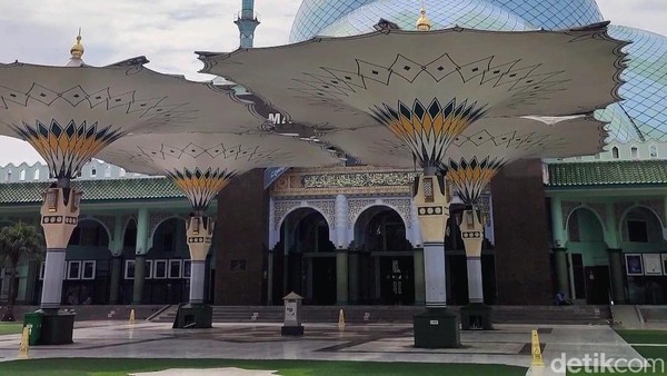 Berkunjung ke Masjid Berkubah Megah di Kota Tangerang