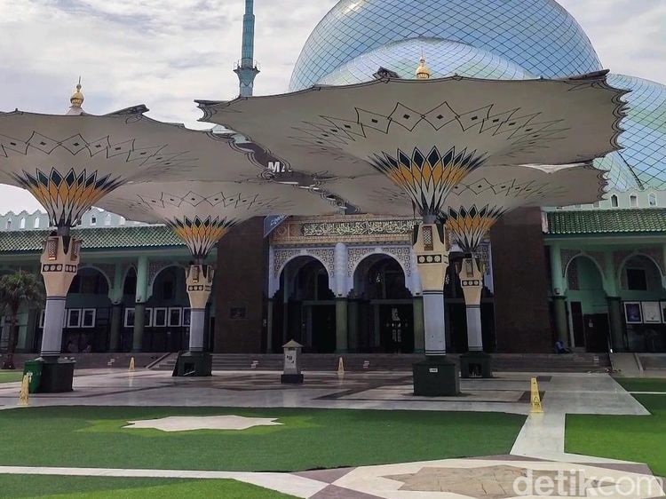 Berkunjung ke Masjid Berkubah Megah di Kota Tangerang