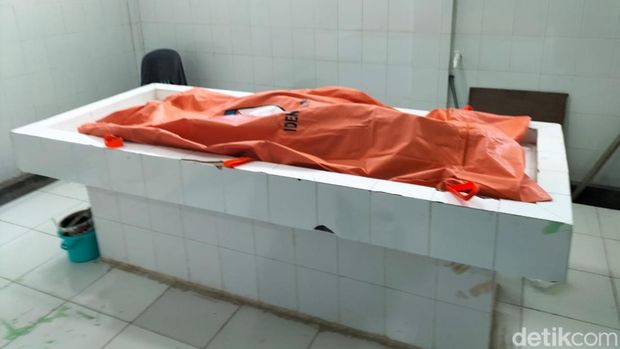 Mayat wanita yang ditemukan di Pantai Saoka Sorong dievakuasi ke rumah sakit.