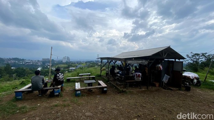 Menikmati pemandangan Kota Bandung dari ketinggian