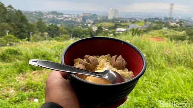 Menikmati pemandangan Kota Bandung dari ketinggian