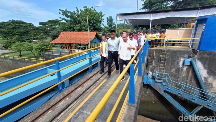 Menteri PU, Dody Hanggodo meninjau sistem pengairan Bendung Gerak Serayu di Kecamatan Rawalo, Kabupaten Banyumas, Minggu (12/1/2025).