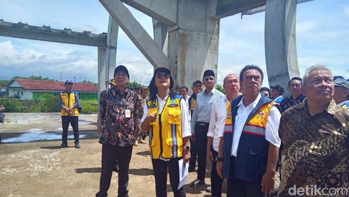 Menteri PU, Dody Hanggodo bersama Wamen PU Diana Kusumastuti dan Forkompinda meninjau struktur bangunan Masjid Seribu Bulan di Jalan Bung Karno Purwokerto, Kabupaten Banyumas, Minggu (12/1/2025).