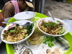 Nikmatnya Kuliner Jalanan Mi Yamin Bagreg Cirebon