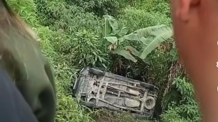 Mobil Avanza yang terjun ke jurang di Jalan Medan-Berastagi. (Foto: Istimewa).