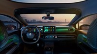 Pindah ke bagian dalam, nuansanya tampak sporty dengan dominasi warna hitam. Secara umum area interiornya tampak minimalis, namun tetap fungsional. Di bagian dasbor terdapat layar instrumen digital 7 inci dan layar infotainment 10,1 inci yang mengambang. Foto: Dok. Renault