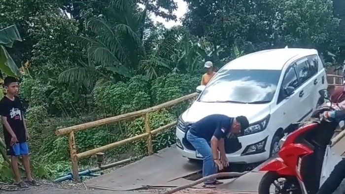 Mobil terperosok di Jembatan Desa Ketapang II, Kecamatan Rantau Panjang, Ogan Ilir