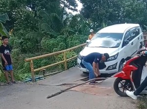 Mobil Terperosok di Jembatan Ketapang Ogan Ilir, Warga Diimbau Hati-hati
