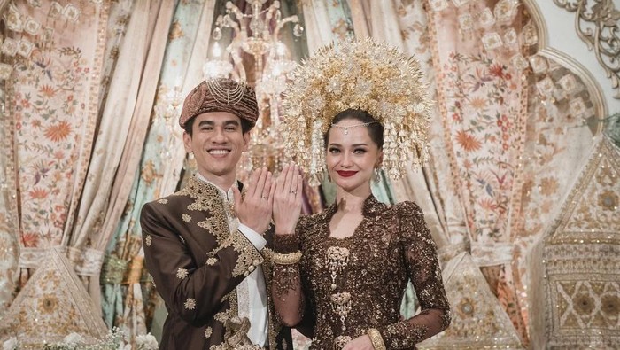 Momen pernikahan Enzy Storia yang mengenakan Suntiang Minangkabau. (dok instagram @enzystoria)
