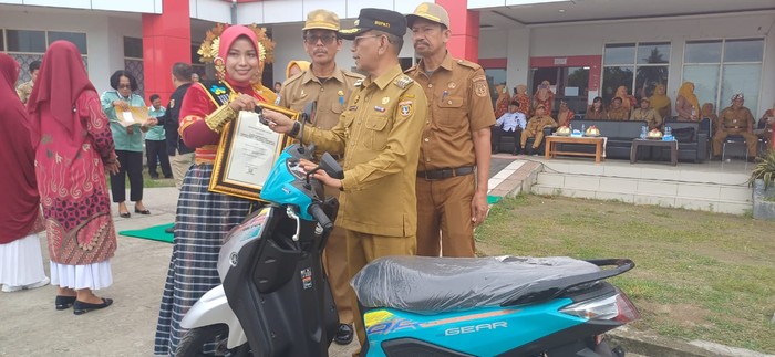 Nakes teladan, Rusmiati Aminuddin mendapat hadiah motor baru yang diserahkan langsung oleh Pj Bupati Polman Muh Ilham Borahima.